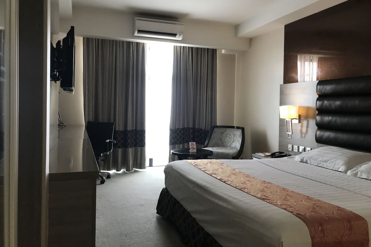 Chambre Deluxe, 1 très grand lit, baignoire | Literie de qualité supérieure, coffres-forts dans les chambres, bureau
