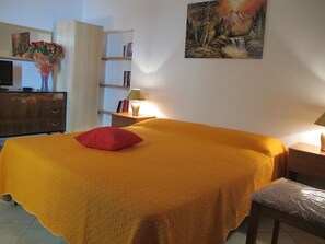 Ropa de cama de alta calidad y escritorio