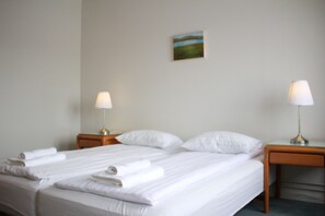 エコノミー ツインルーム | デスク、遮光カーテン、防音設備、ベビーベッド (無料)