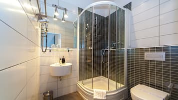 Superior tweepersoonskamer, uitzicht op de stad | Badkamer | Een douche, designer toiletartikelen, een haardroger, handdoeken
