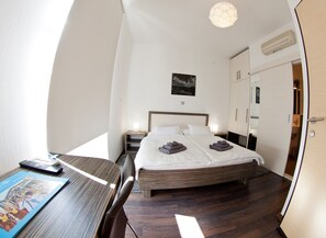 Standard Double Room | In-room safe, desk, free WiFi, bed sheets - Marmontova Luxury Rooms (Split)