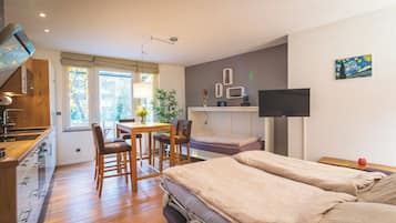 Condo, planta baja | Área de sala de estar | Televisión de pantalla plana, computadora y películas con cargo