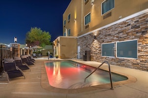 Una piscina al aire libre (de 09:00 a 22:00), sombrillas, tumbonas