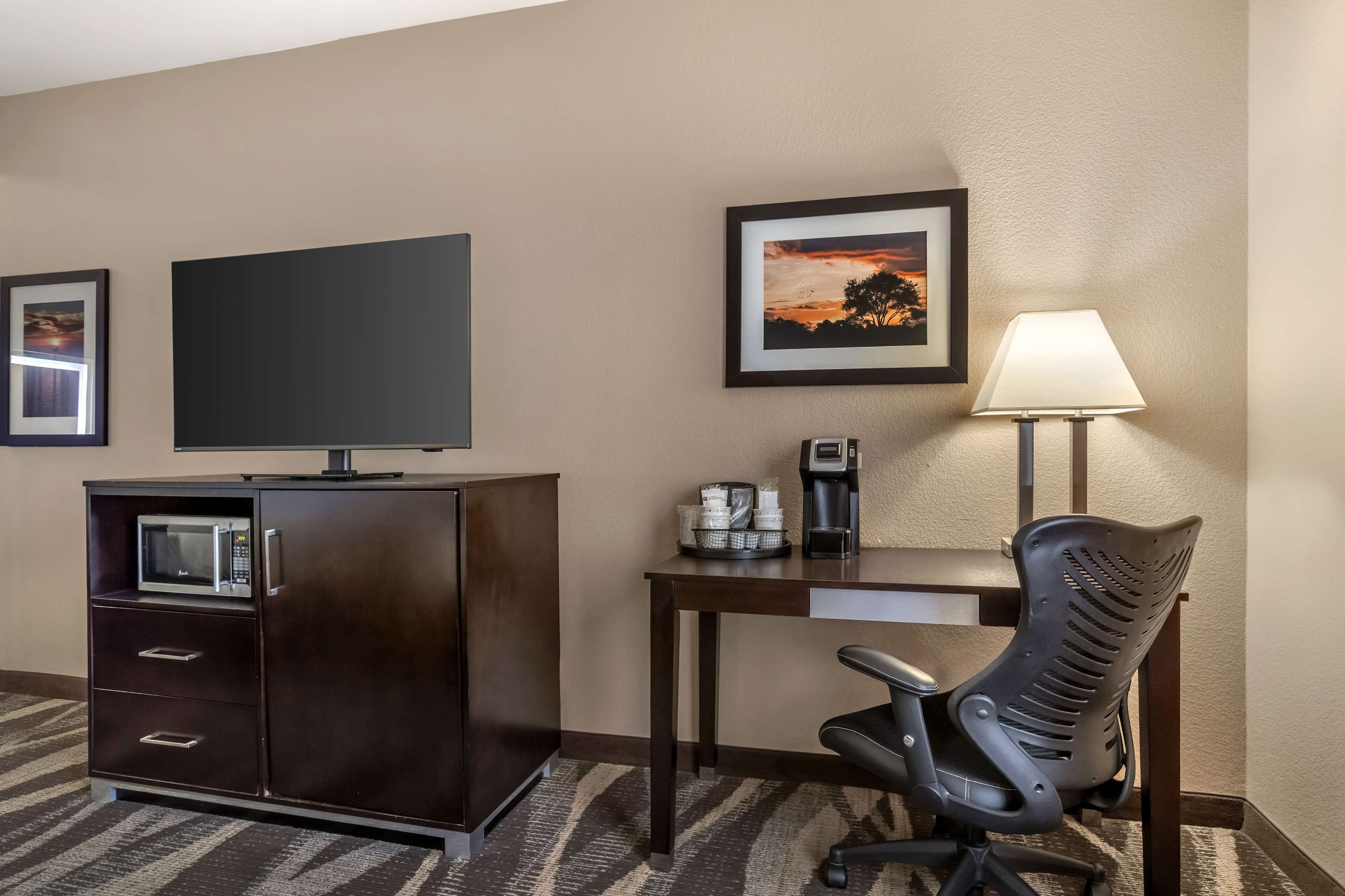 standard room, 1 king bed, non smoking, refrigerator & microwave (oversized room) | desk, laptop workspace, iron/ironing board, free cots/infant beds