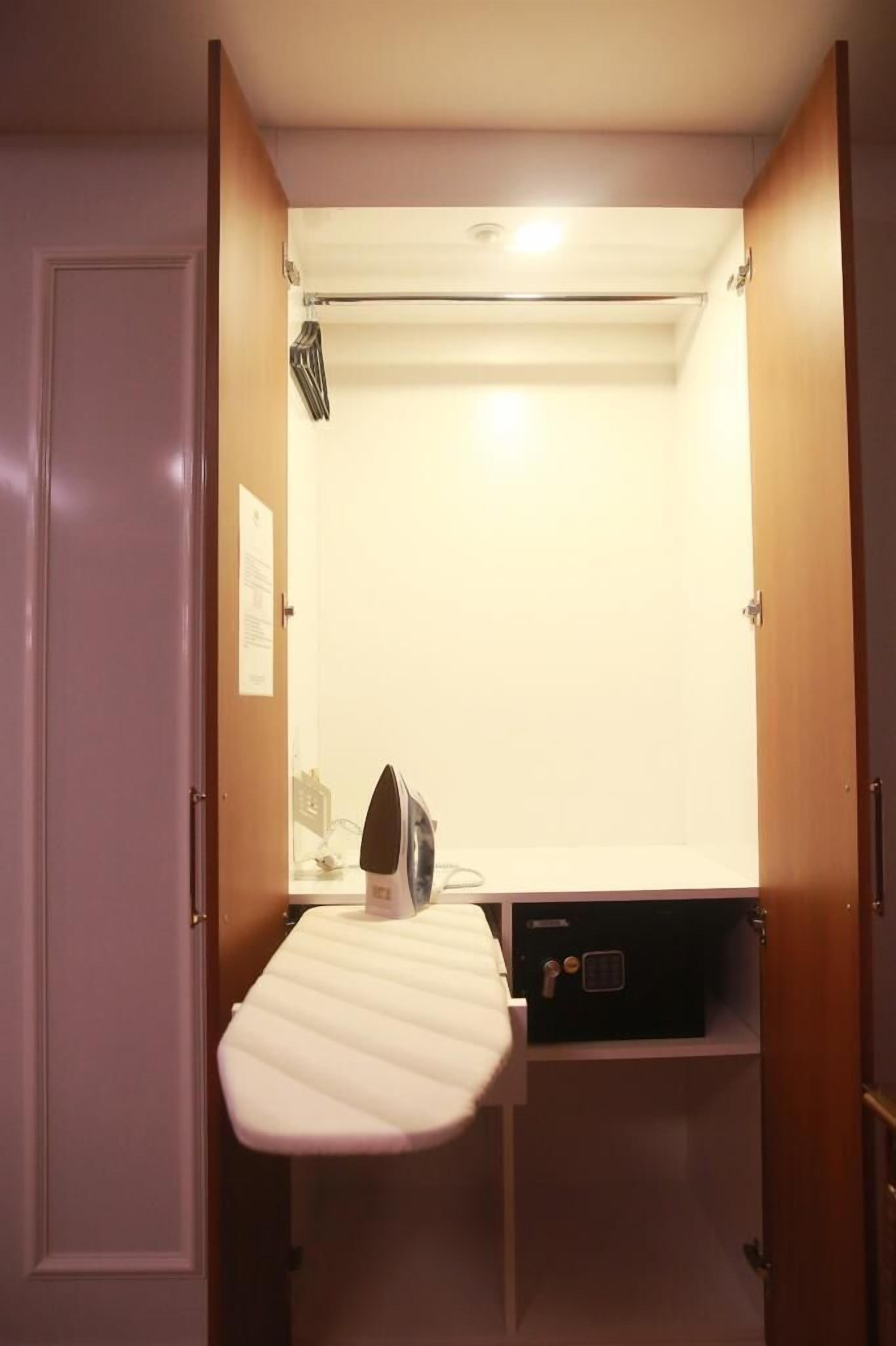 junior suite, city view | iron/ironing board