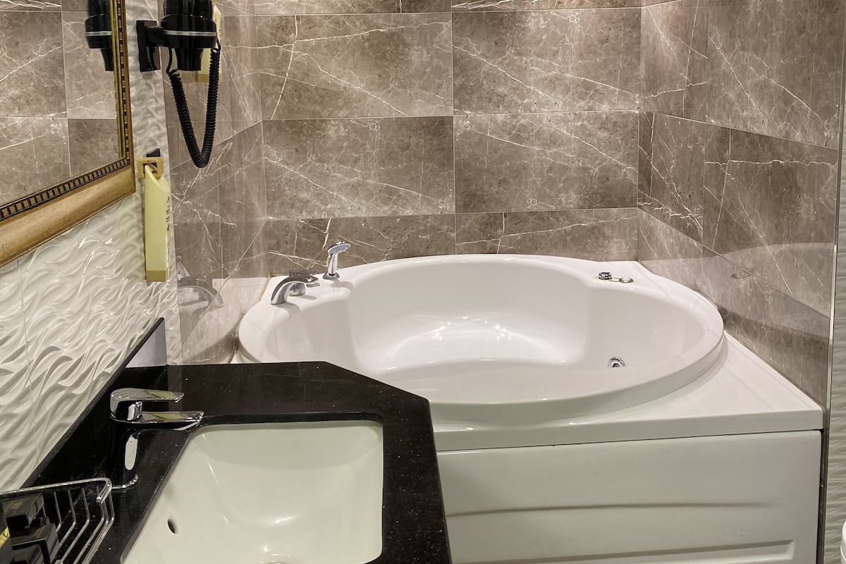 romantic suite | jetted bathtub