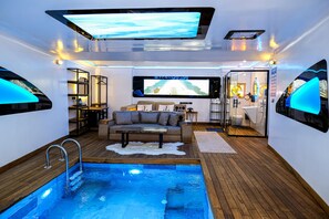 Häämatkahuone | Egyptinpuuvillaiset lakanat, ylelliset vuodevaatteet, minibaari