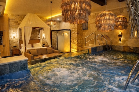 Sábanas de algodón egipcio, ropa de cama de alta calidad y minibar . Emirtimes Hotel & Spa Tuzla