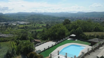 Außenpool, Sonnenschirme, Liegestühle