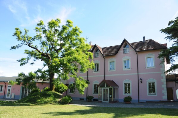 Front of property - Albergo Villa Ester (Tagliolo Monferrato)
