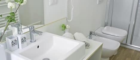 Chambre Double | Salle de bain | Douche, sĂšche-cheveux, bidet, serviettes fournies