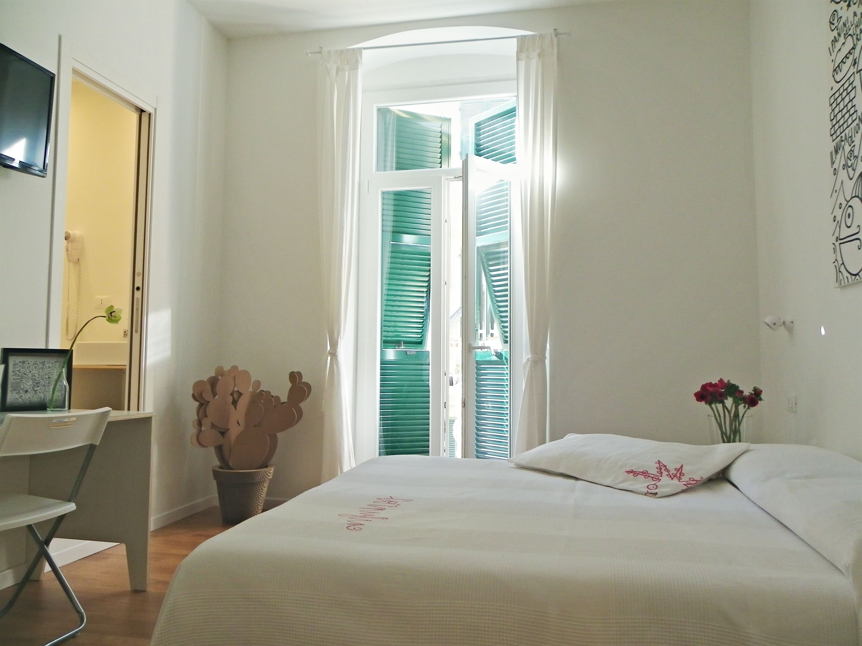 Double Room | Minibar, in-room safe, desk, free cots/infant beds