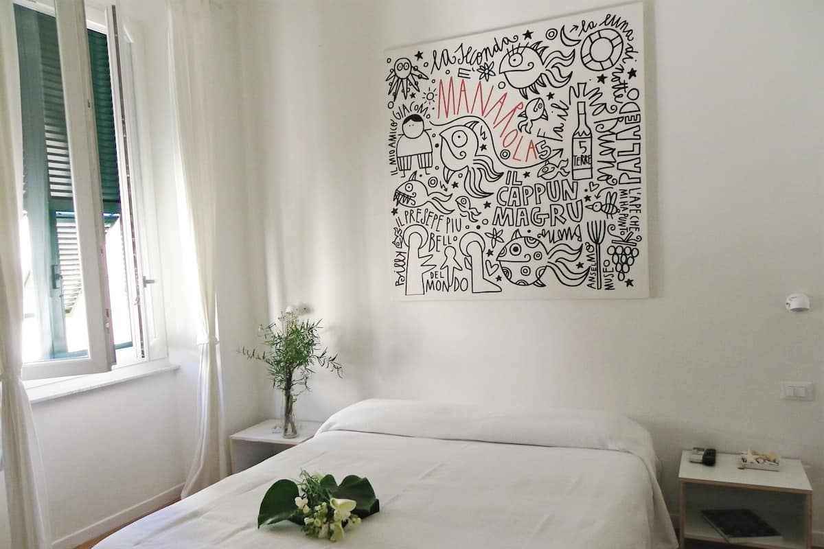 Tweepersoonskamer | Een minibar, een kluis op de kamer, een bureau, gratis babybedden