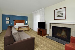 Studio Suite, 1 Queen Bed | Living area