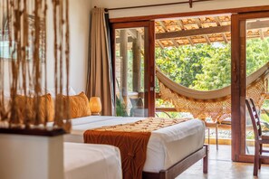 Suite Deluxe Superior | Minibar, in-room safe, desk, blackout drapes