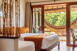 Minibar, caja de seguridad en la habitación y escritorio 