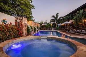 Una piscina al aire libre (de 09:00 a 22:00), sombrillas, tumbonas