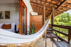 Suite Deluxe Superior | Minibar, in-room safe, desk, blackout drapes