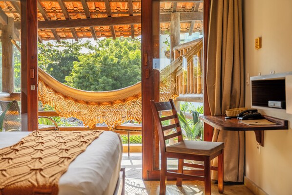 Minibar, caja de seguridad en la habitación y escritorio 