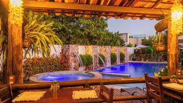 Piscina externa, funciona das 9h às 22h, guarda-sóis, espreguiçadeiras