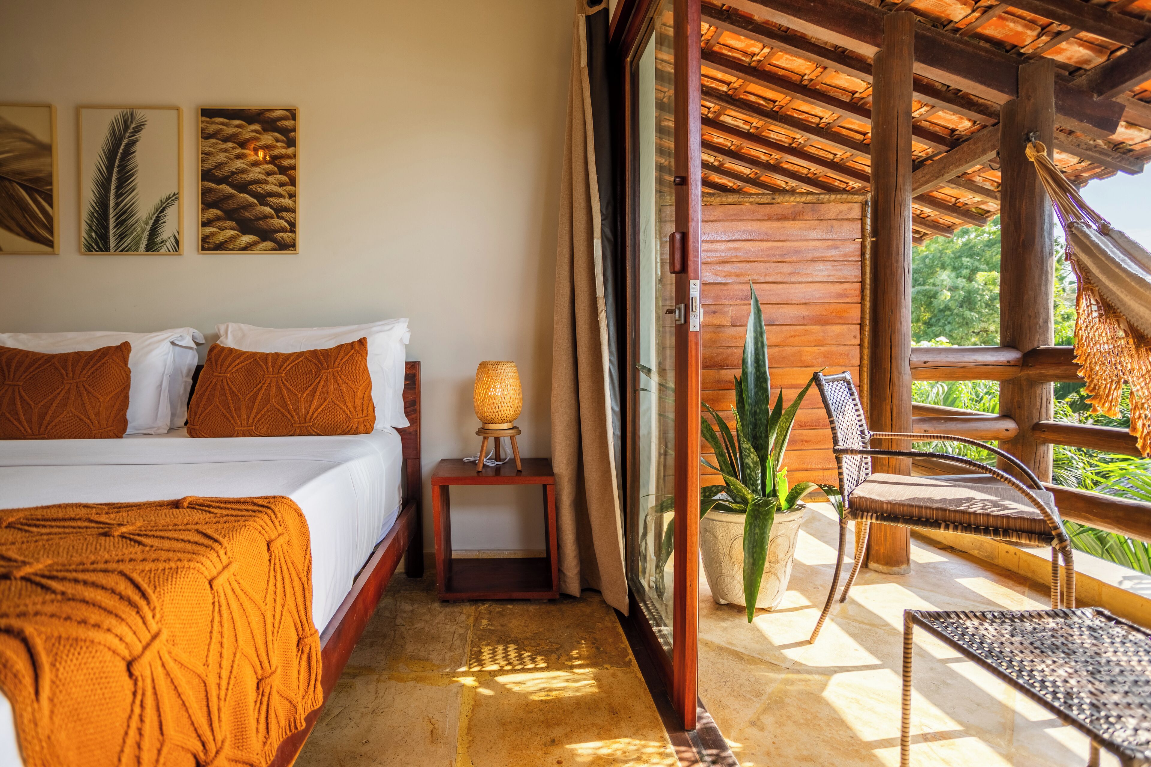 Minibar, caja de seguridad en la habitación y escritorio 