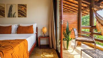 Minibar, caja de seguridad en la habitación y escritorio