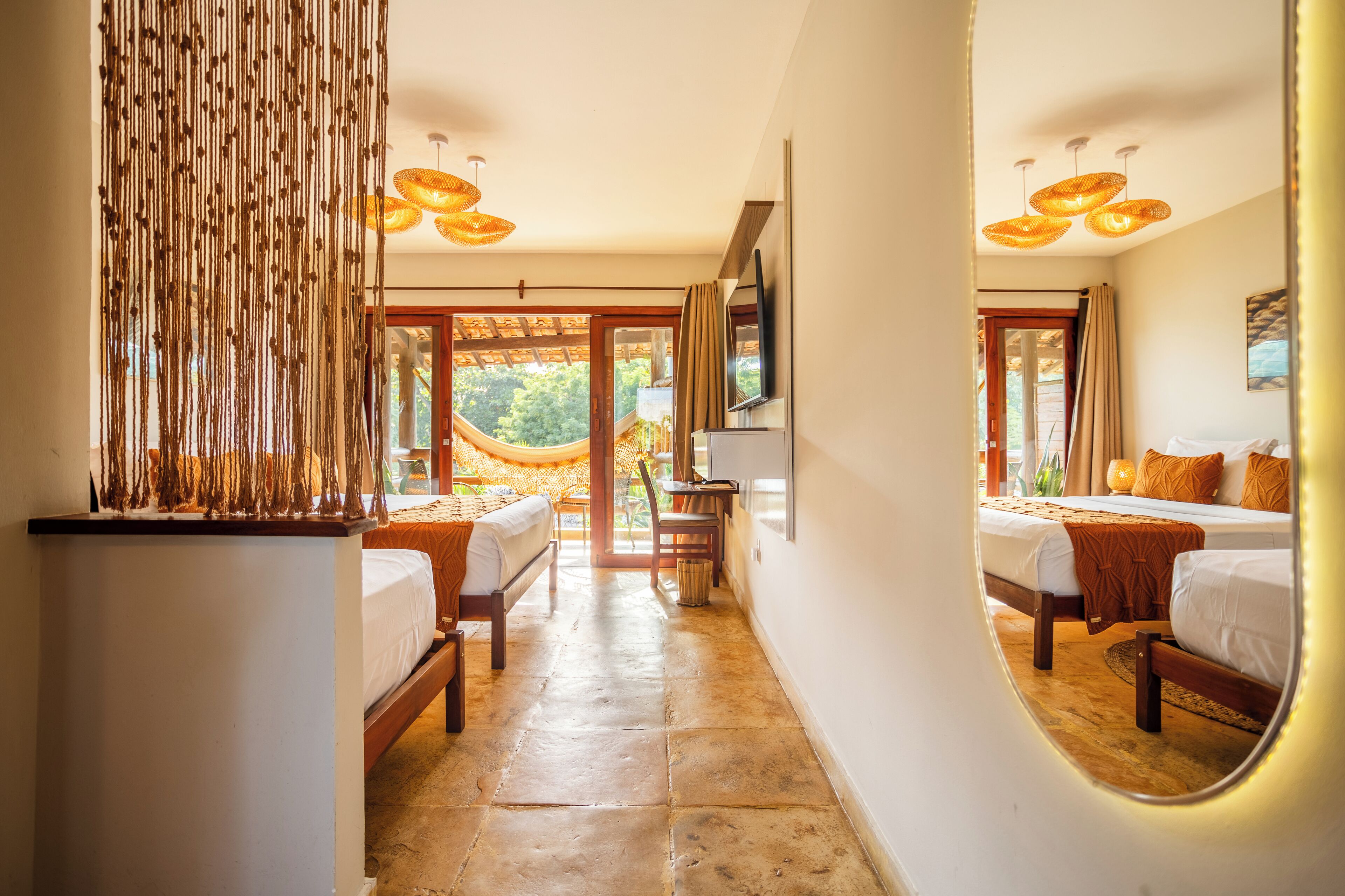 Suite Deluxe Superior | Minibar, in-room safe, desk, blackout drapes