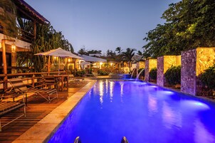 Una piscina al aire libre (de 09:00 a 22:00), sombrillas, tumbonas