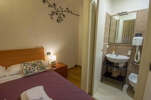 Escritorio, wifi gratis y ropa de cama 