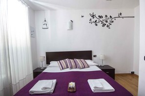 Een bureau, gratis wifi, beddengoed
