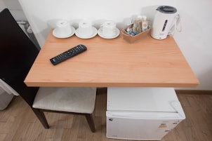 Escritorio, wifi gratis y ropa de cama