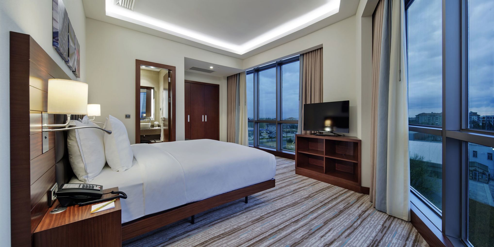 Premium bedding, in-room safe, desk, free cribs/infant beds