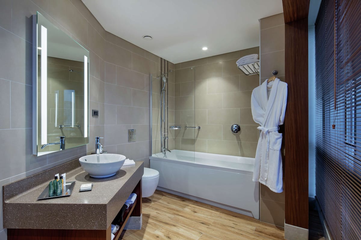 suite, 1 bedroom | bathroom | combined shower/bathtub, free toiletries, hair dryer, slippers