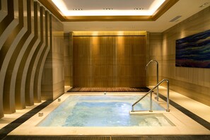Indoor pool, open 7:30 AM to 10:00 PM, sun loungers - DoubleTree by Hilton Hotel Xiamen - Wuyuan Bay (Xiamen)