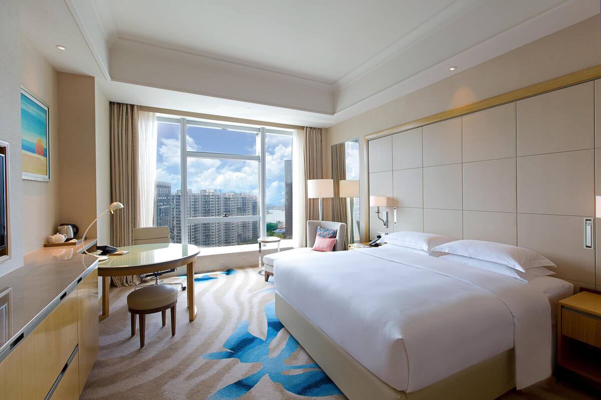 Executive Room, 1 King Bed | Egyptian cotton sheets, premium bedding, down duvets, pillow-top beds