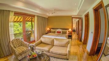 Hochwertige Bettwaren, Minibar, Zimmersafe, Schreibtisch