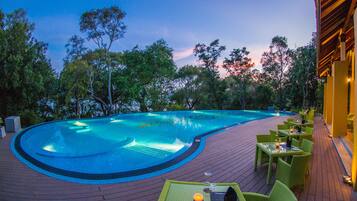 Piscine couverte, piscine extérieure