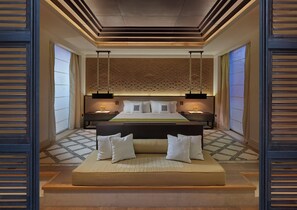 Une chambre à coucher moderne avec un grand lit, des tables de chevet et un panneau décoratif mural.