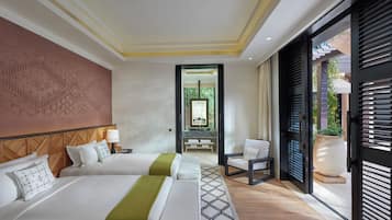 Habitación de hotel con dos camas, un espejo grande, zona de estar y vistas por una puerta corredera.