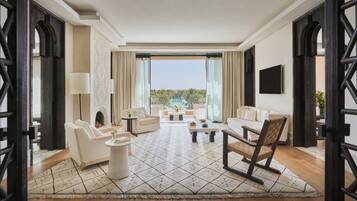 Suíte panorâmica, 2 quartos | Área de estar | TV 132 cm com canais digitais