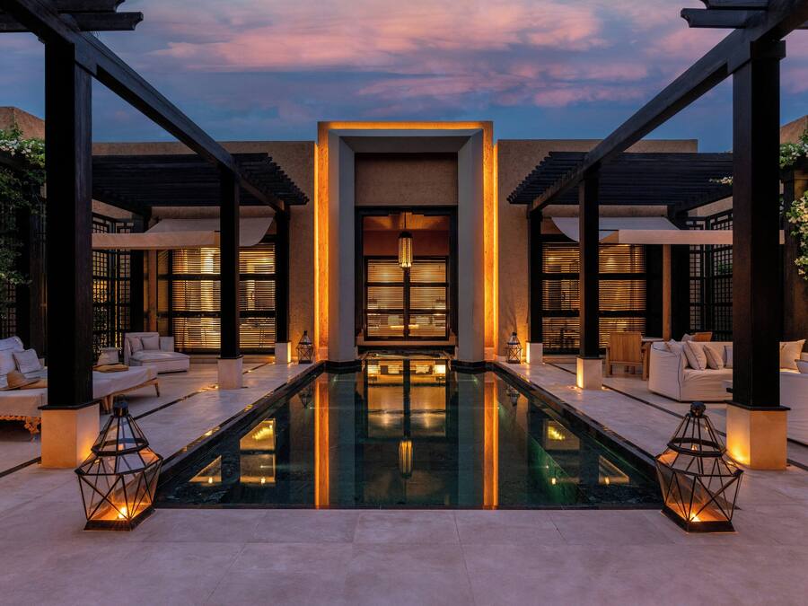 Una piscina techada, una piscina al aire libre