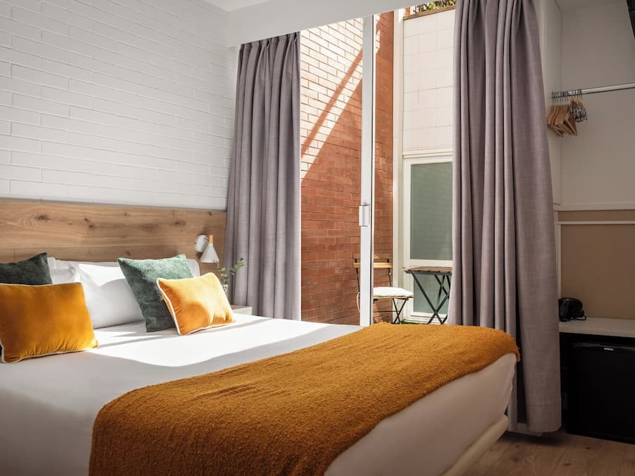 Cortinas blackout, wifi gratis y ropa de cama