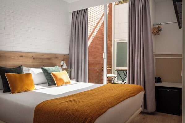 Standard Double Room | Blackout drapes, free WiFi, bed sheets - BYPILLOW House (Barcelona)