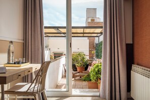 Twin Room, Terrace | Blackout drapes, free WiFi, bed sheets - BYPILLOW House (Barcelona)