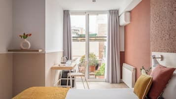 Twin Room, Terrace | Blackout drapes, free WiFi, bed sheets