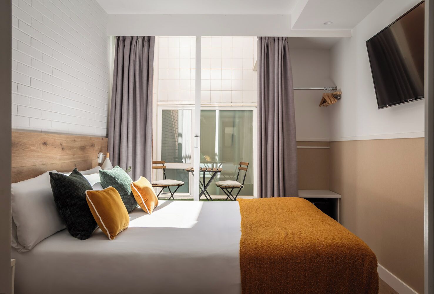 standard double room | blackout curtains, free wifi, bed sheets