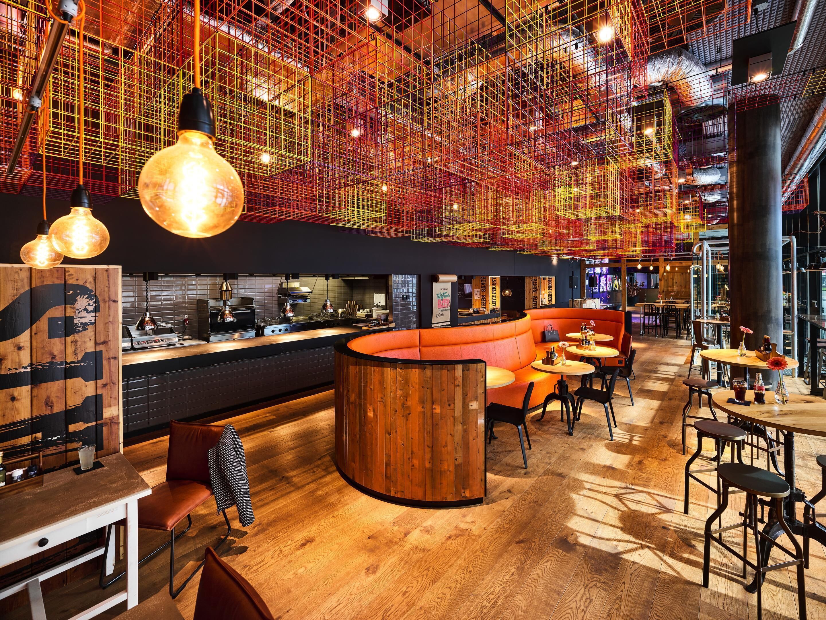 Ein modernes Interieur mit Bar, Sitzgelegenheiten und einer Wand aus Holz.
