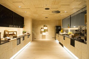 Petit déjeuner buffet servi tous les jours en supplément