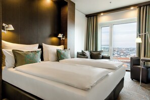Desk, soundproofing, free WiFi, bed sheets