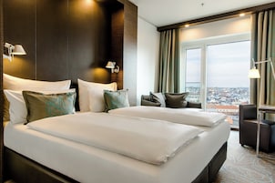 Desk, soundproofing, free WiFi, bed sheets